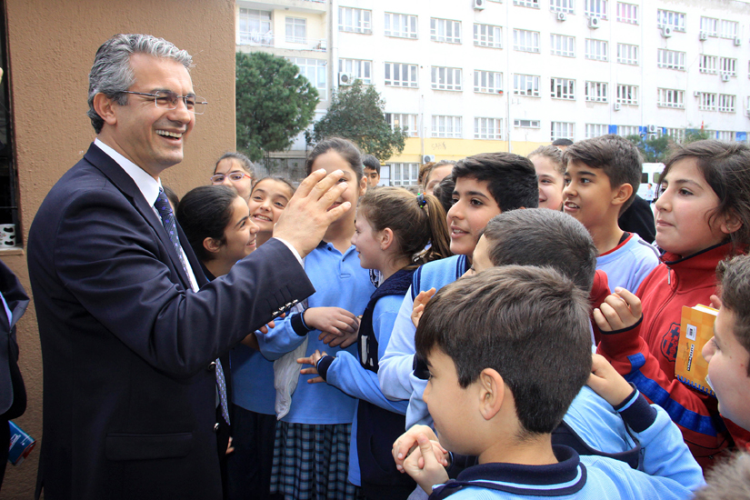 Karşıyaka Belediyesi'nden yüzlerce öğrenciye burs