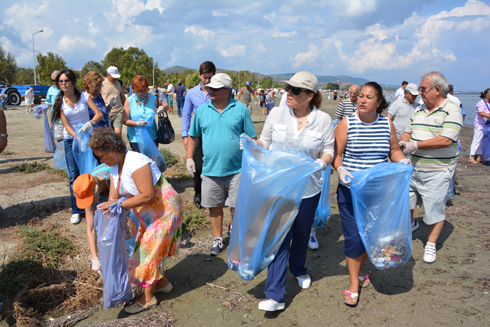 Urla'lılar önce sahili temizlediler, sonra balık ekmek yediler