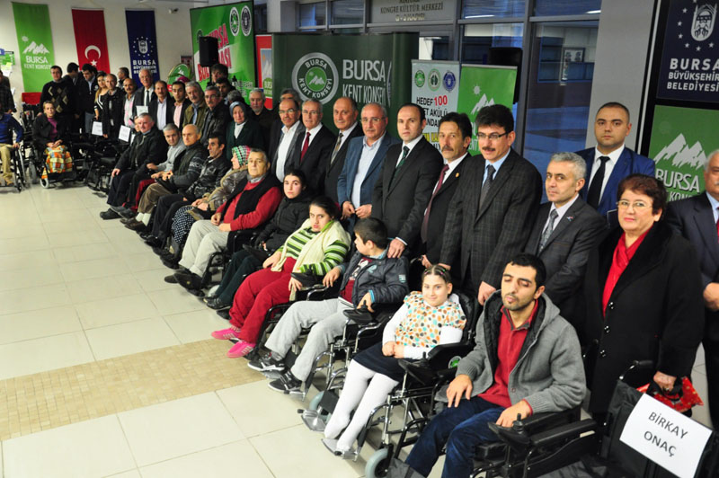 Bursa Kent Konseyi 135 akülü aracı engellilere teslim etti