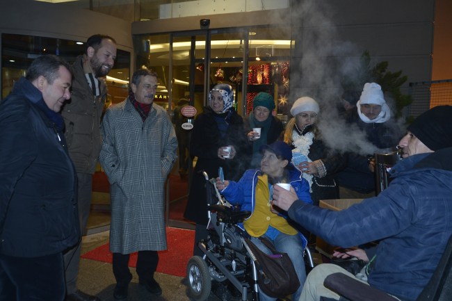 Tepebaşı'ndan soğuk havalarda sıcak salep ikram
