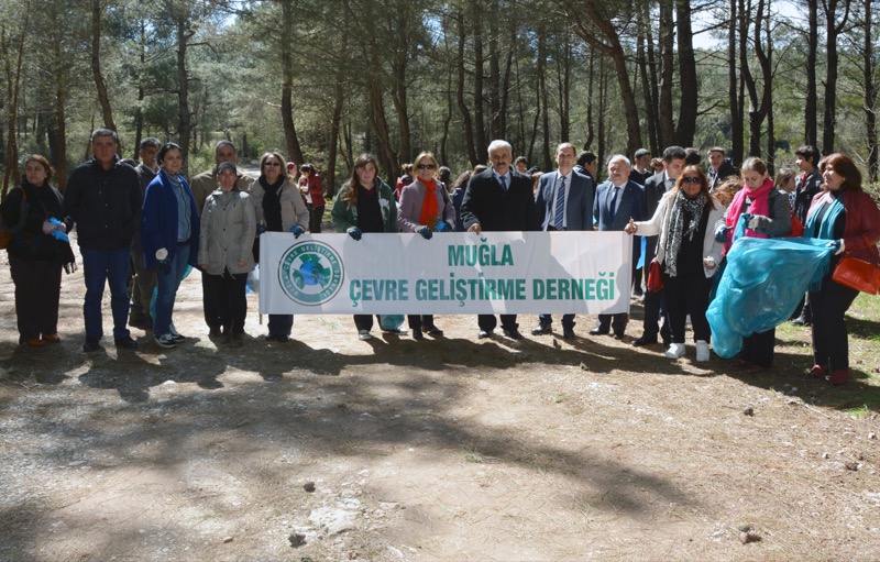 Başkan Yardımcısı Gökalp, Öğrenciler ile Çöp Topladı