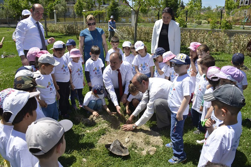 Minik öğrencilerle fidan dikti