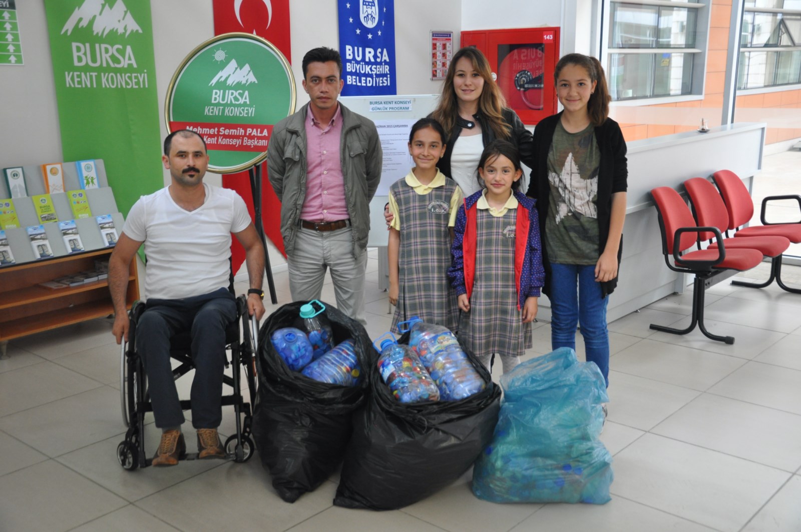 Öğretmen ve öğrencilerden plastik kapağa destek