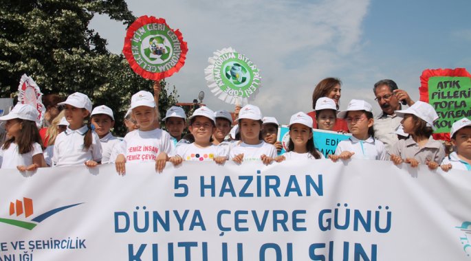 Minikler büyüklere çevre bilinci aşıladı