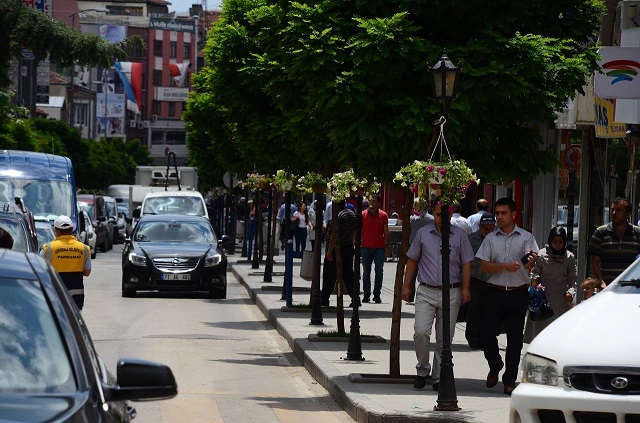 Aydınlatma direkleri saksıdaki çiçeklerle süslendi