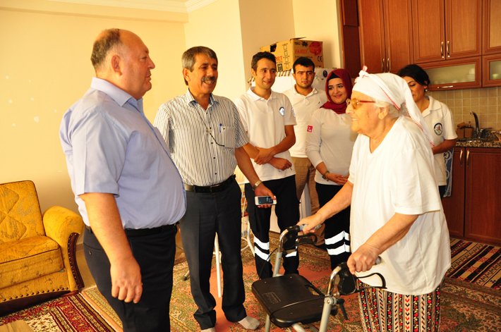 Evde yaşlı bakım hizmeti sevindiriyor