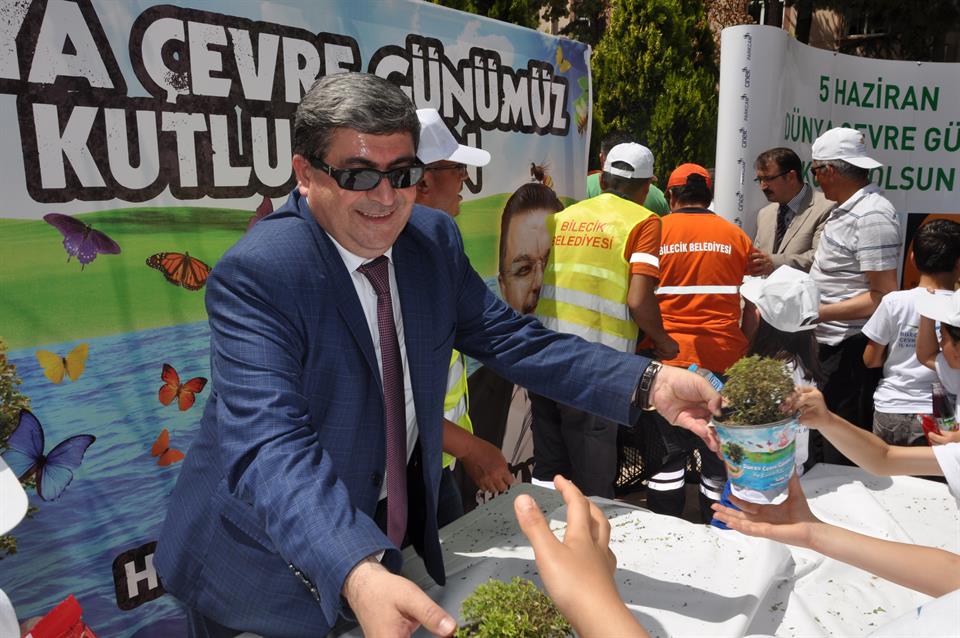 “Dünya Çevre Günü'' Etkinliğinde Bin Adet Fesleğen Dağıttık