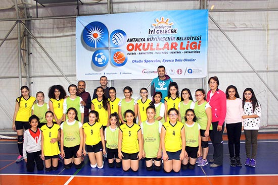 Genç Sporcular Sahaya İndi