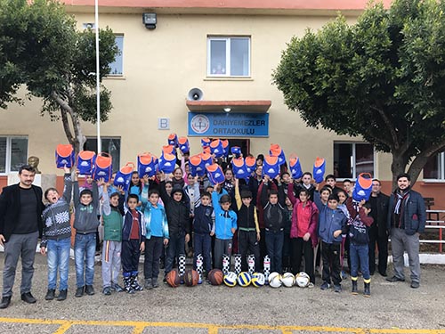 Kumlucalı öğrencilere spor malzemesi desteği
