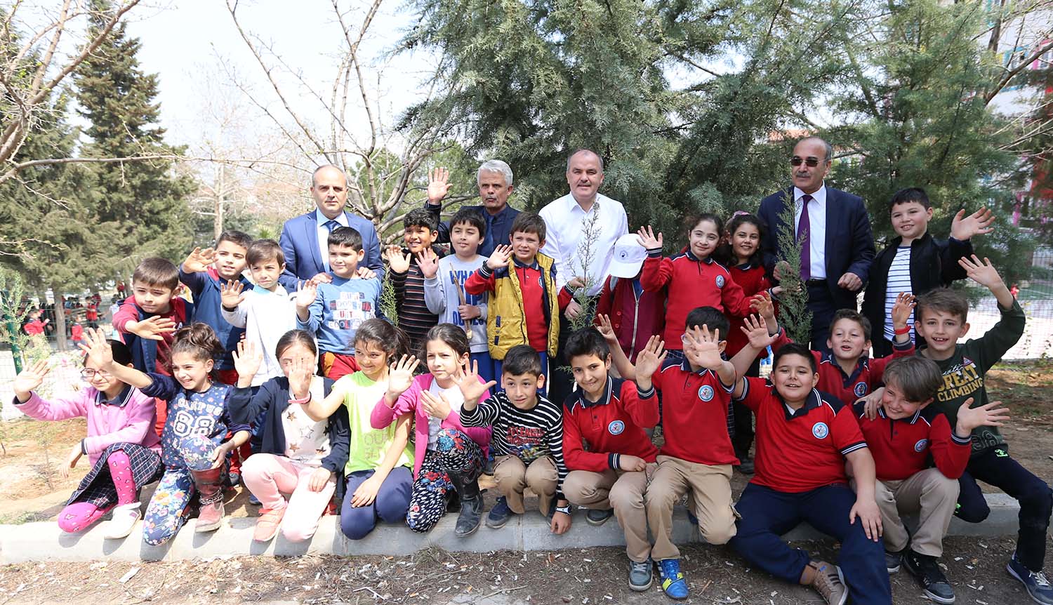 Başkan Gürlesin, Öğrencilerle Fidan Dikti