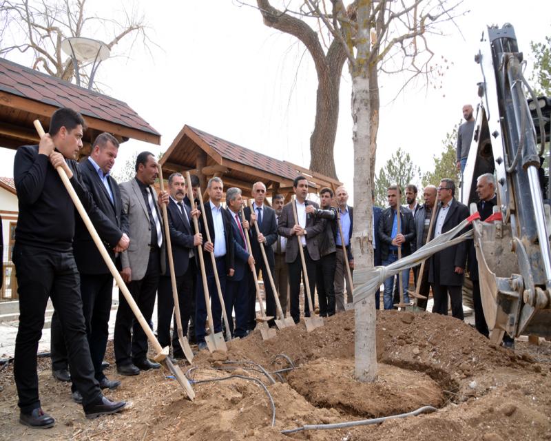 Başkan Bahçeci Meclis Üyeleri Birlikte Ağaç Dikti