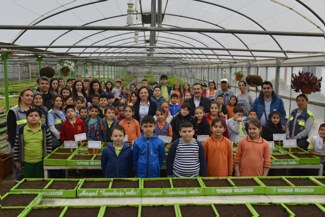 Minikler Başkan Ataç İle Beraber Tohum Ekti