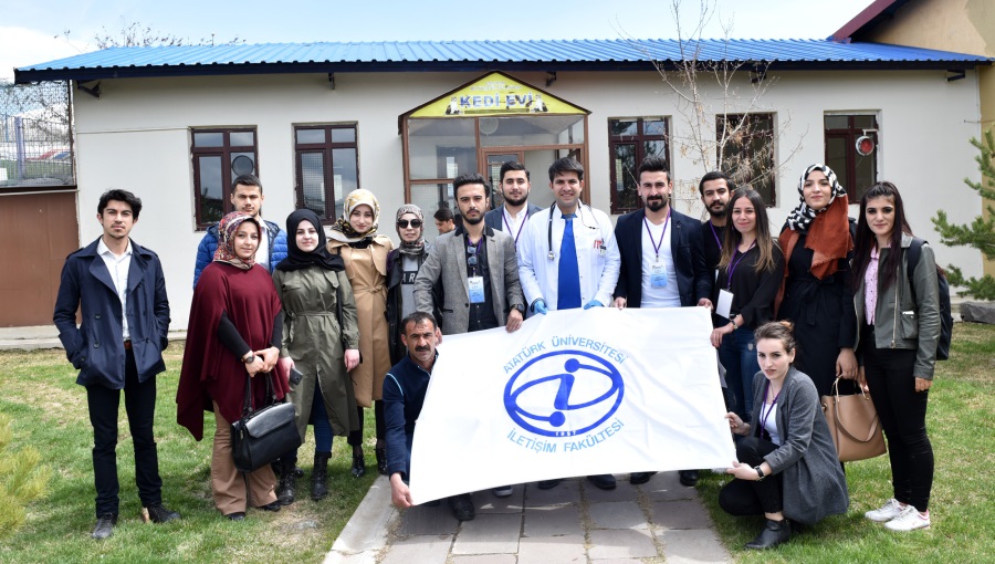 Genç İletişimcilerden Hayvan Barınağı'na Ziyaret