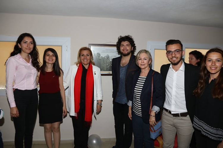 Kahvehaneler Kütüphaneye Dönüşüyor