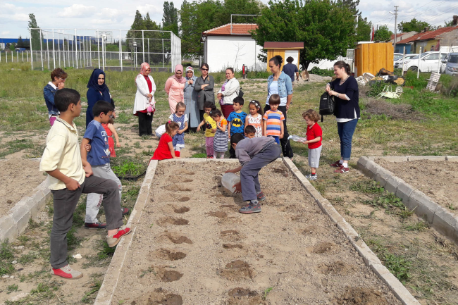 "Şenlikli Toplum" Çocukları Fidan Dikti