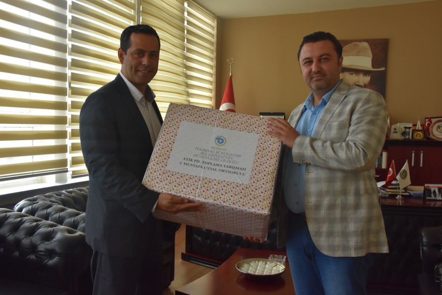 Belediye Başkanı Ulaş Yurdakul Ödüllü Atık Pil Toplama Yarışmasında Dereceye Giren Okulların Hediyelerini Takdim Etti