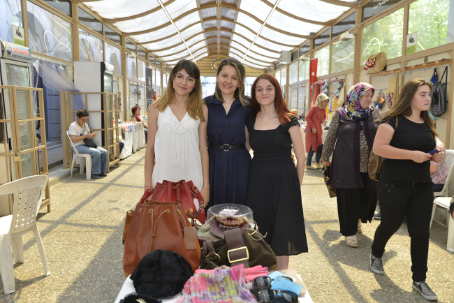 Hanımeli Sokak'ta Sokak Hayvanları Yararına Stant