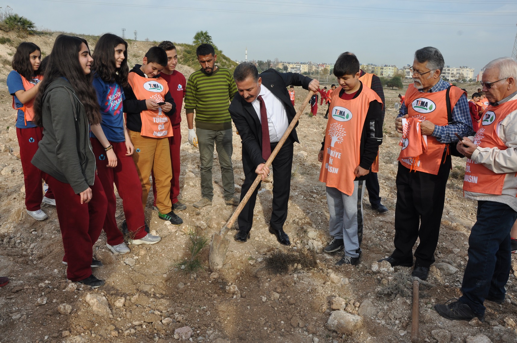 Başkan Tuna, Öğrencilerle Fidan Dikti