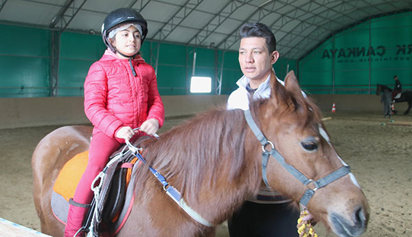 Pony İle Hayvan Sevgisi