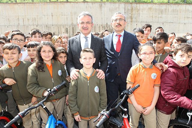 Başkan Köşker´den Öğrencilere Hediye Bisiklet