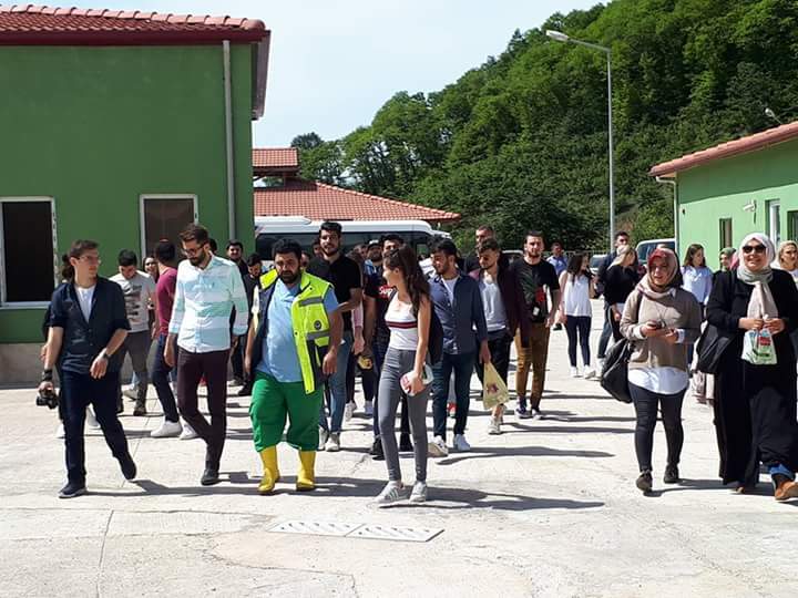 Akçaabatlı Lise Öğrencileri Harçlıklarını Biriktirip Sokak Hayvanları İçin Mama Ve Süt Aldılar.