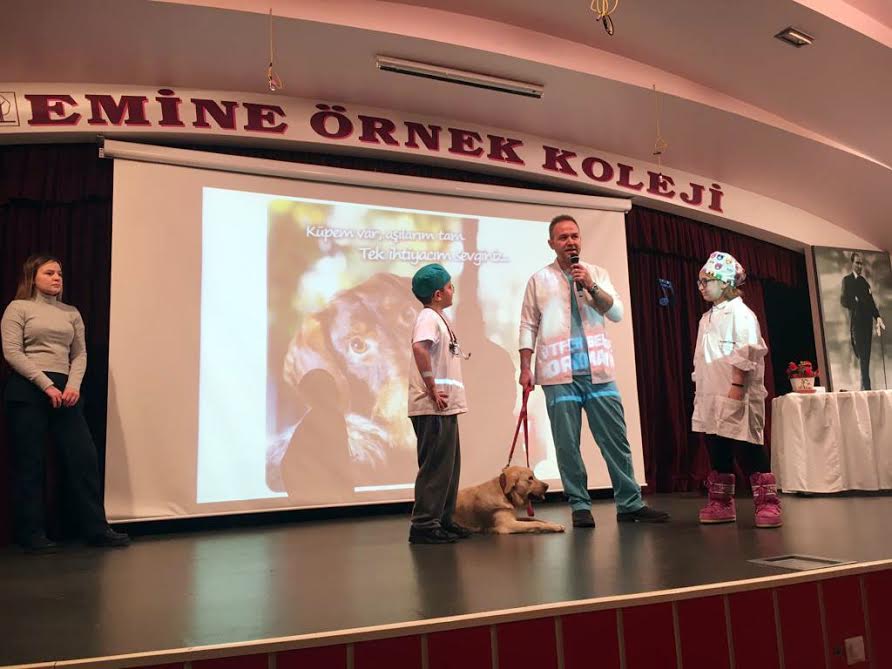 Okulları Dolaşarak Öğrencilere Hayvan Sevgisi Aşılıyorlar