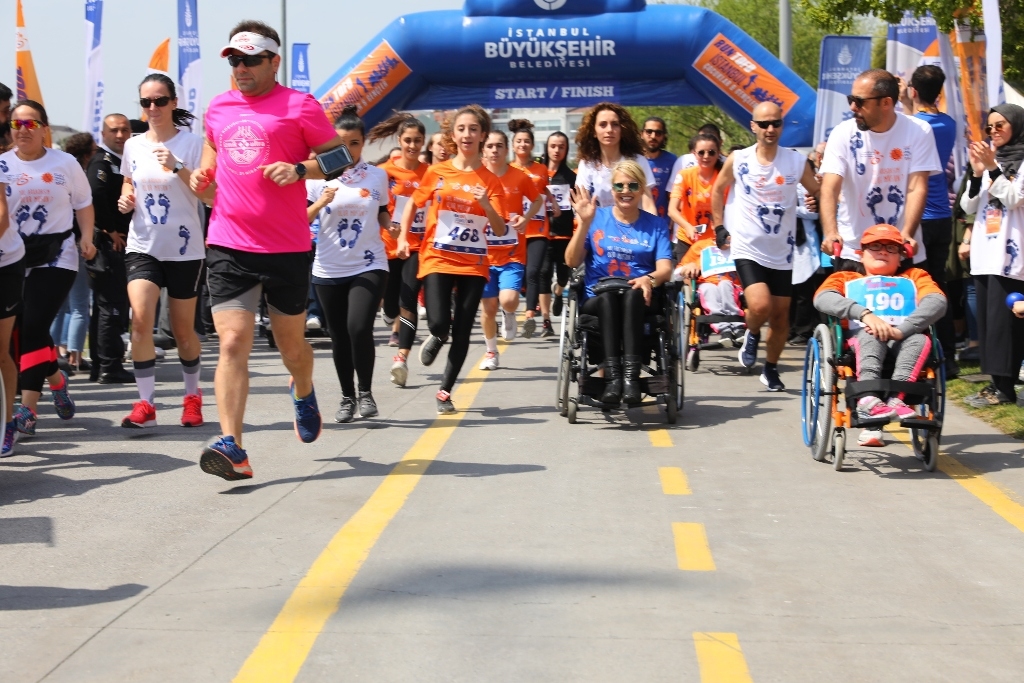 Çocuklar ve Gençler Omurilik Felçlileri İçin Koştu