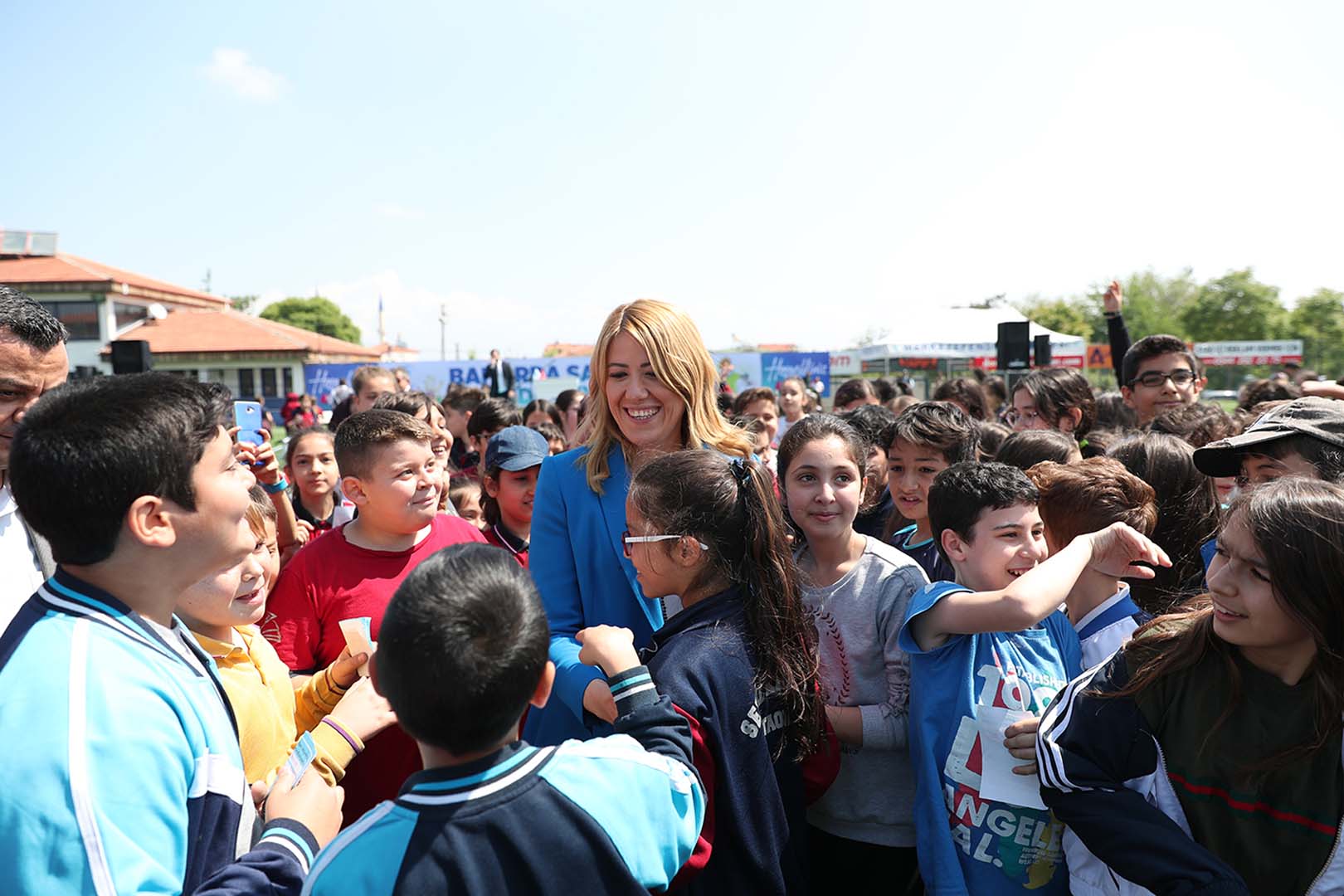 Başkan Şeniz Doğan, Merkezefendili Çocuklara Bisiklet Hediye Etti