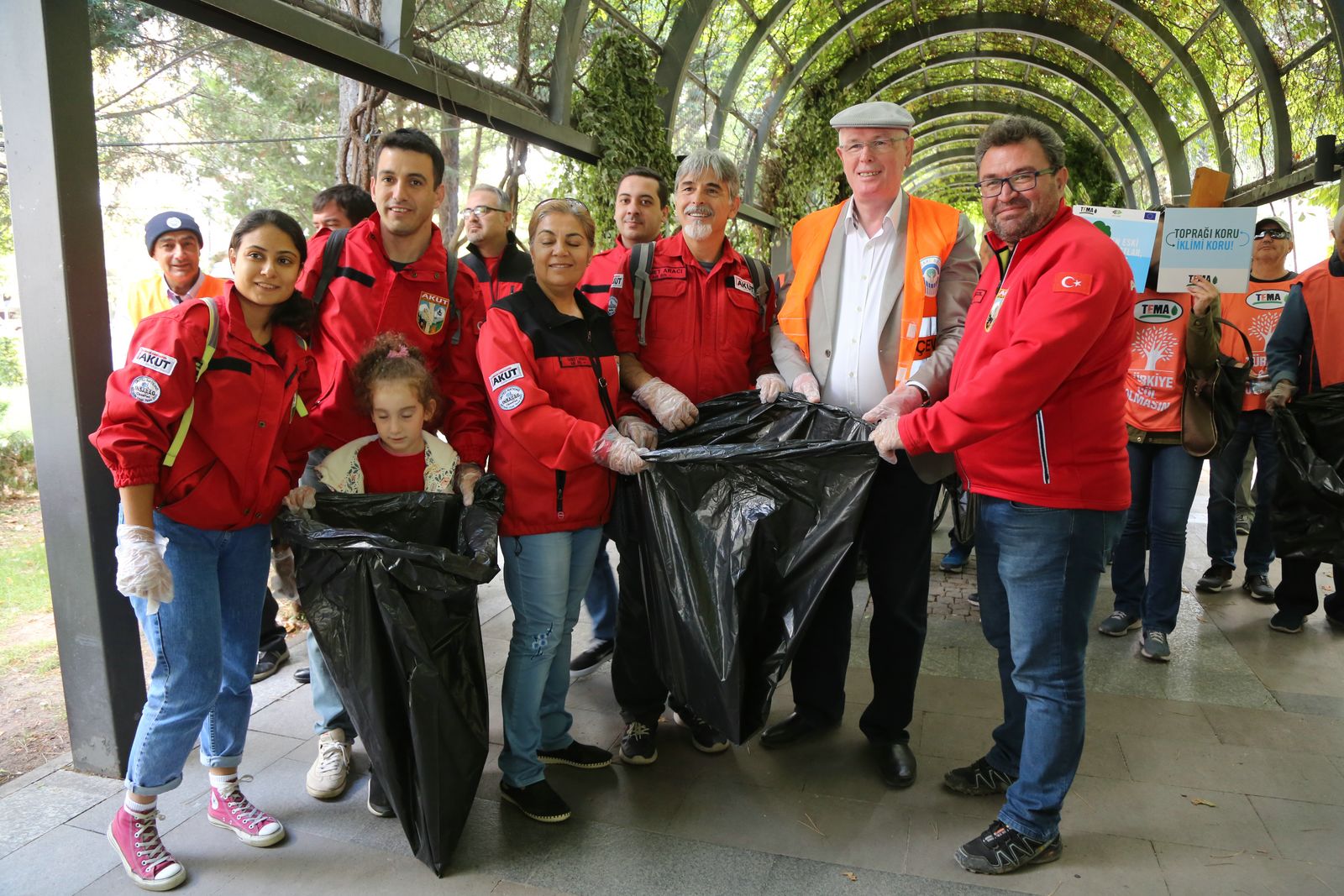 Başkan Kurt Vatandaş İle Çöp Topladı