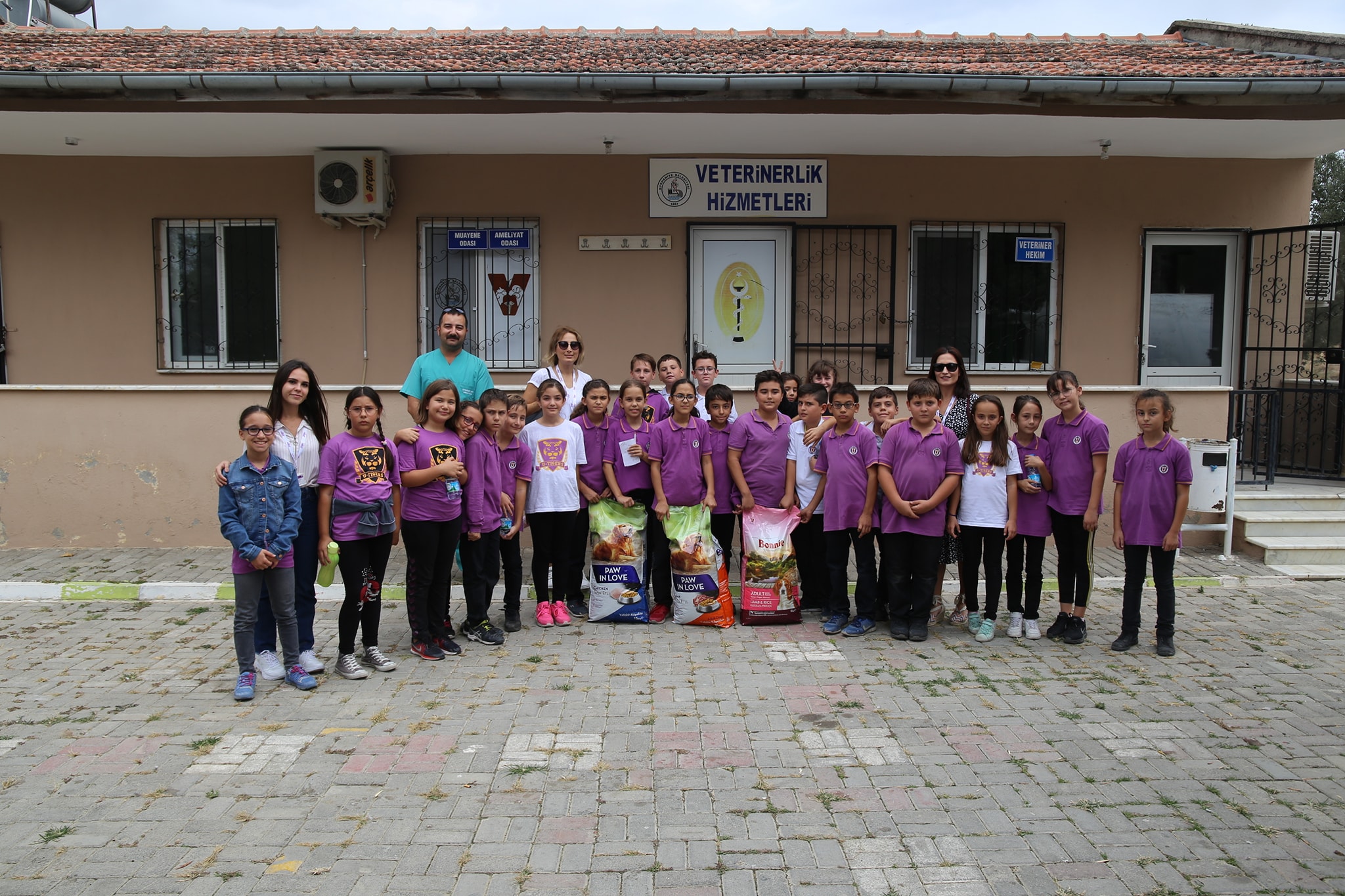 Burhaniye Belediyesi Sokak Hayvanları Bakımevine Öğrencilerden Ziyaret