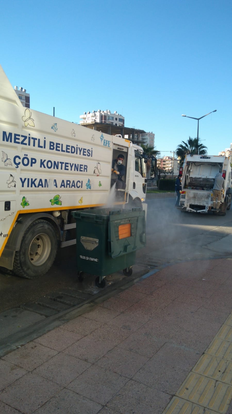 Mezitli’de Çöplere De Dezenfekten Uygulanıyor