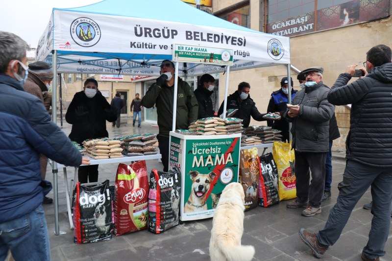Ürgüp Belediyesi Sokak Hayvanları İçin Vatandaşlara Mama Dağıttı