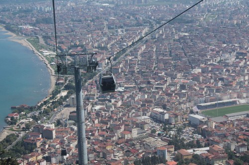 BURSA TELEFERÝÐÝNE DURDURMA, ORDUYA ÖDÜL BURSA BÜYÜKÞEHÝR BELEDÝYESÝNÝN TELEFERÝK PROJESÝ, AÐAÇ KESÝMÝ GÝBÝ NEDENLERLE MAHKEMECE DURDURULURKEN, ORDU BELEDÝYESÝNÝN TELEFERÝK PROJESÝ, AKADEMÝSYENLERDEN OLUÞAN JÜRÝNÝN OYLARI ÝLE TÜRKÝYE SAÐLIKLI KENTLER BÝRLÝÐÝ TARAFINDAN SAÐLIKLI ÞEHÝR PLANLAMASI KATEGORÝSÝNDE BÝRÝNCÝLÝK ÖDÜLÜ ALDI BURSA BÜYÜKÞEHÝR BELEDÝYE BAÞKANI RECEP ALTEPE: "BUNLAR KENTLERÝN ÇEHRESÝNÝ DEÐÝÞTÝREN PROJELER, DÜNYANIN MARKA YERLERÝNDE TELEFERÝK VAR" "BÝR TEPEDEN DÝÐERÝNE TELLE GÝTMEK KADAR ÇEVRE DOSTU ULAÞIM YOK, BÝNLERCE ARACIN EGZOS KOKUSU, GÜRÜLTÜ VE ÇEVRE KÝRLÝLÝÐÝNDEN KURTULUYORSUNUZ" "HÜDAVENDÝGAR KENT PARKI'NA 10 BÝN BÜYÜK AÐAÇ DÝKTÝK, ZATEN ULUDAÐ'DA ORMANIN GÜVENLÝK VE TESÝSAT ÝÇÝN SEYREKLEÞTÝRÝLMESÝ GEREKÝYOR, YANGIN YOLLARI ÝÇÝN TRAÞLANIYOR, YANGIN YOLLARININ YARISI KADAR AÐAÇ KESÝLMEYECEK AMA YAYGARA KOPARIYORLAR"