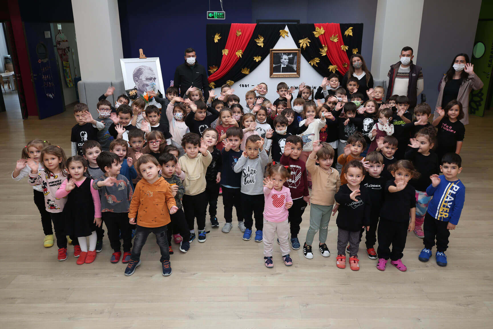 Minik çocuklar fide ve tohumları toprakla buluşturdu