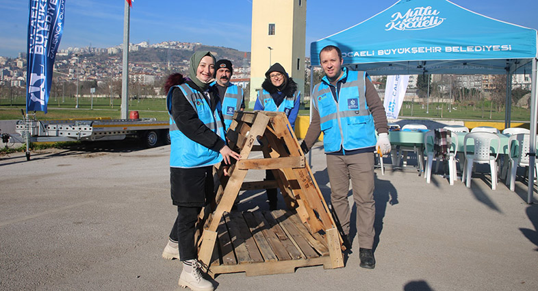 Atık Ahşap Paletler Kulübeye Dönüşüyor