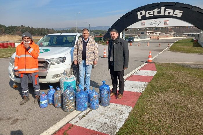 Topladığı Kapak Ve Pilleri Ekiplere Teslim Etti