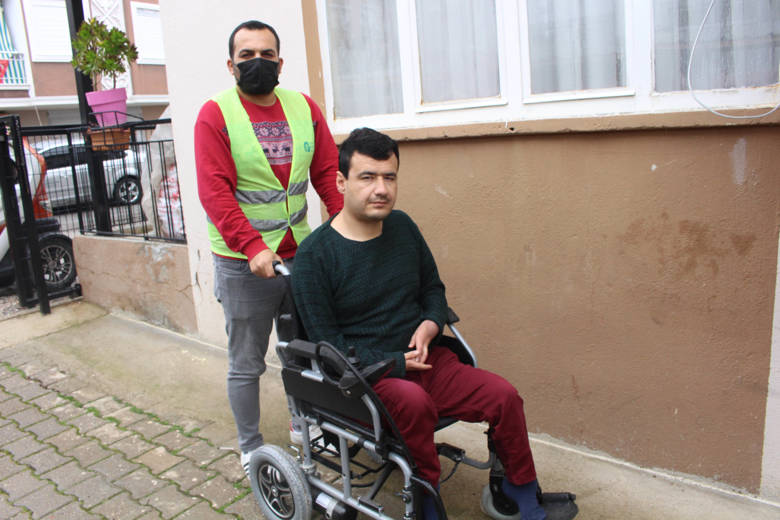 Büyükşehir’den Engelli Vatandaşa Tekerlekli Sandalye