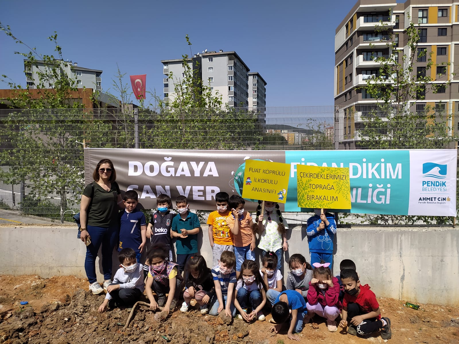 Çevreci Öğrenciler Fidanları Toprakla Buluşturdu
