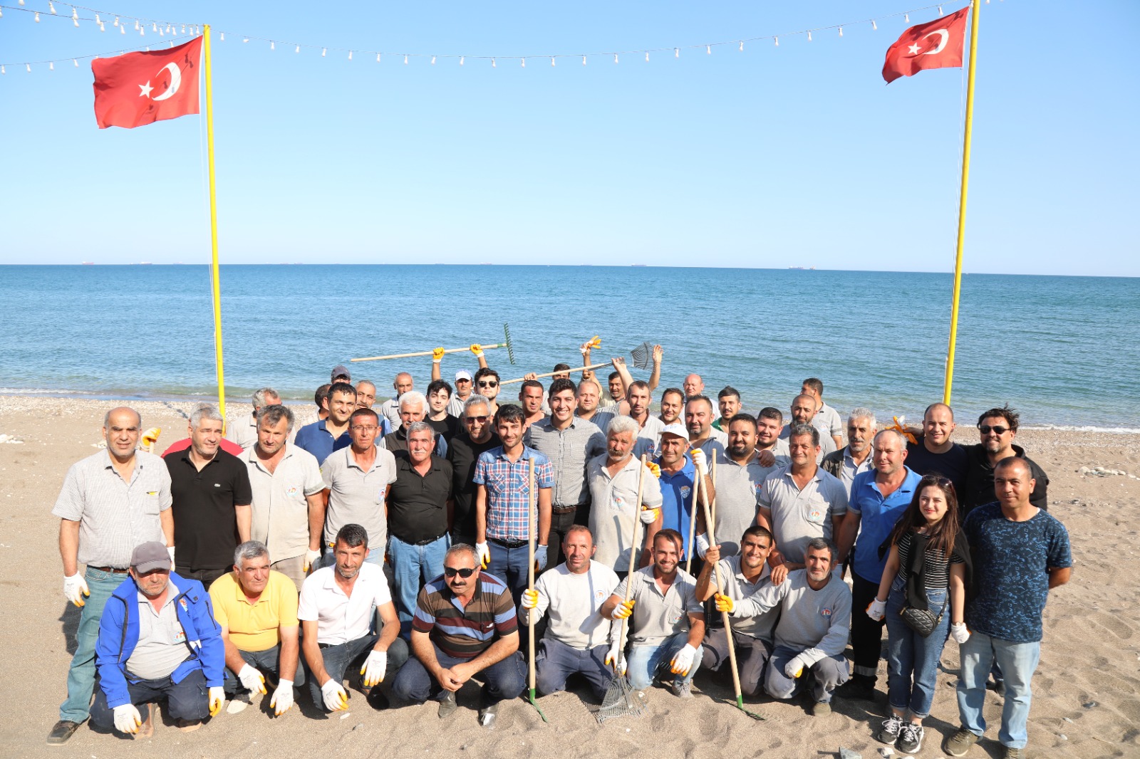 Mezitli Belediyesi Ailesi Sahil Temizliği Yaptı