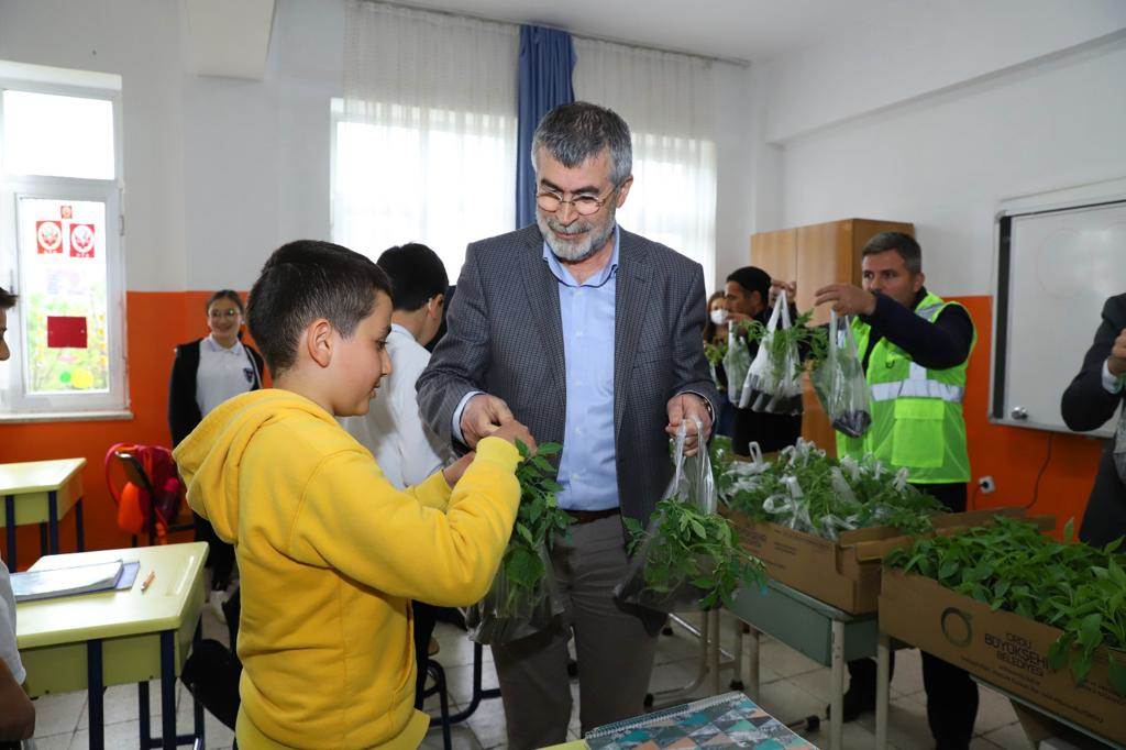 Büyükşehir, 150 Bin Fide Dağıtıyor