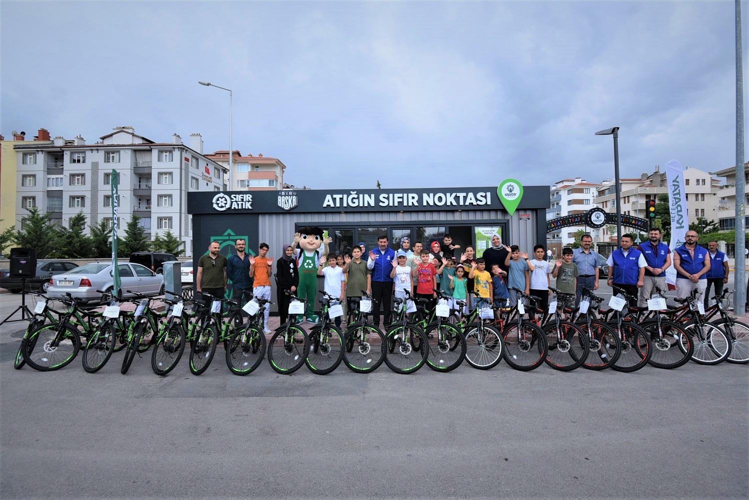 “1 Atık Çok Şey Değiştirir” Atık Toplama Yarışmasında Dereceye Giren 20 Çocuk Bisikletlerine Kavuştu